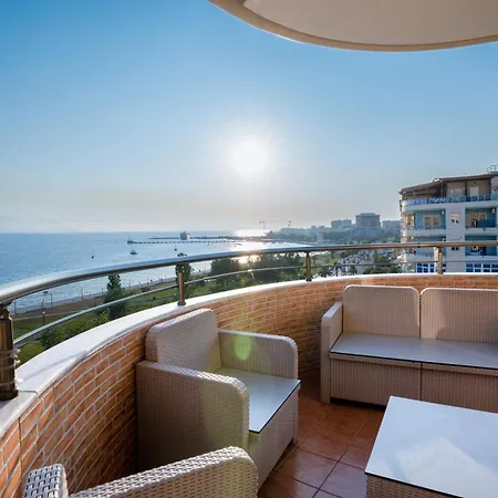 2-bedroom Beachfront With Sea View דירה *