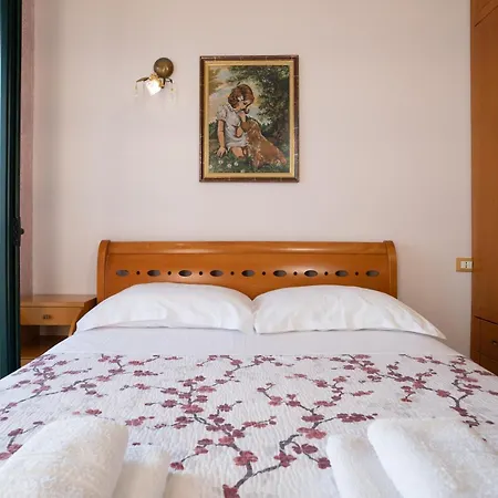 2-bedroom Beachfront With Sea View דירה Vlorë