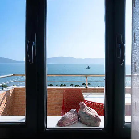2-bedroom Beachfront With Sea View דירה *