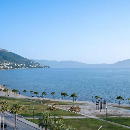 2-bedroom Beachfront With Sea View 아파트